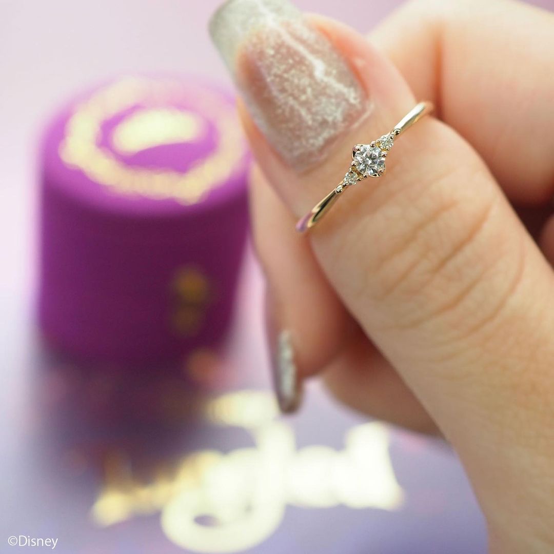 ディズニーラプンツェルの婚約指輪　ワンウィッシュ　着用写真2